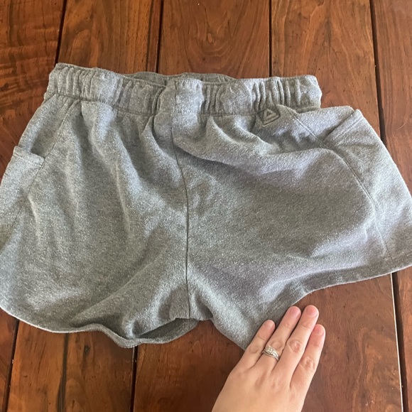 Size medium Reebok shorts - Picture 2 of 3